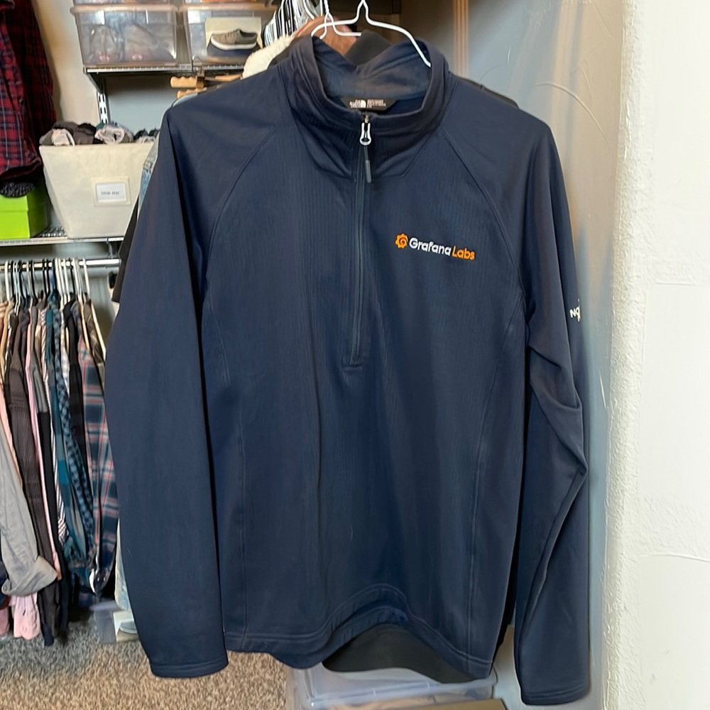 Like new The North Face men’s pullover half zip. Never worn.